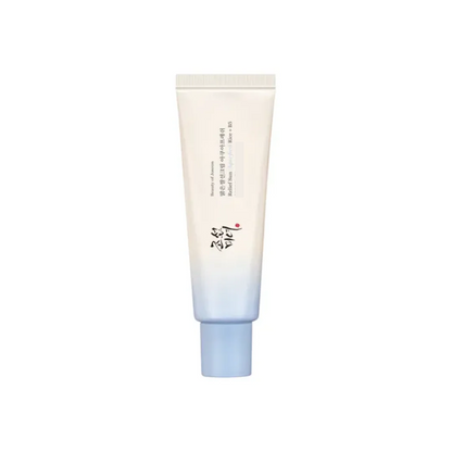 BEAUTY OF JOSEON Relief Sun Aqua-Fresh Rice + B5 is a lightweight and hydrating formula that soothes and nourishes the skin. Enriched with Rice Seed Water and Panthenol (Vitamin B5), it helps to maintain moisture balance while enhancing skin elasticity and radiance. Infused with botanical extracts like Oat Kernel, Artichoke Leaf, and Green Tea Water, it provides calming care and antioxidant protection. With a refreshing texture, it absorbs effortlessly, leaving your skin soft, smooth, and revitalized.